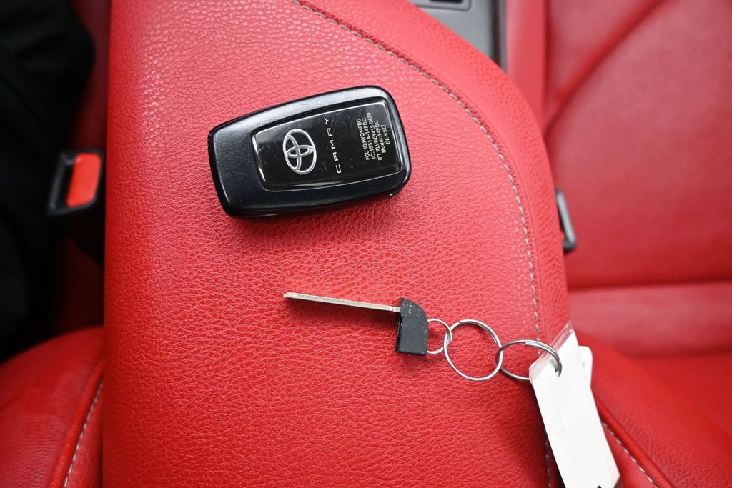 Used 2022 Toyota Camry XSE FWD image 13