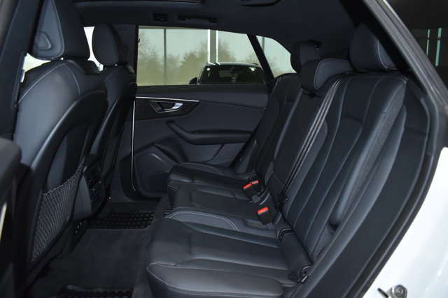 Used 2025 Audi Q8 Premium image 33