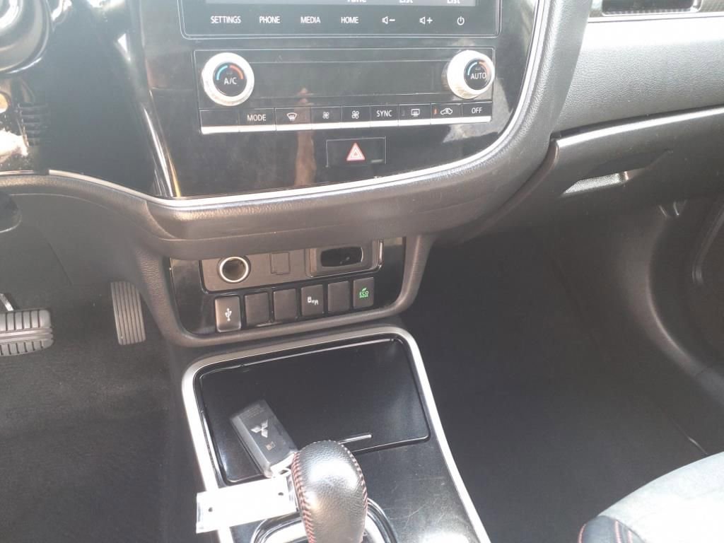 Used 2020 Mitsubishi Outlander LE image 17