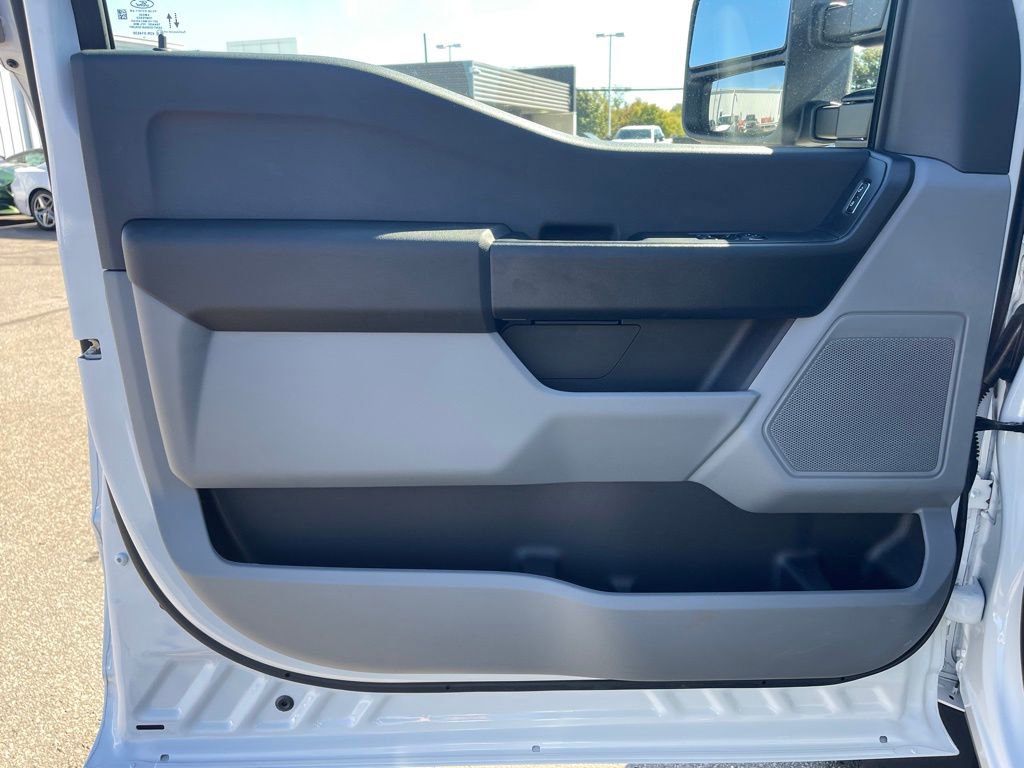 New 2025 Ford F550 4x4 Regular Cab Super Duty image 13