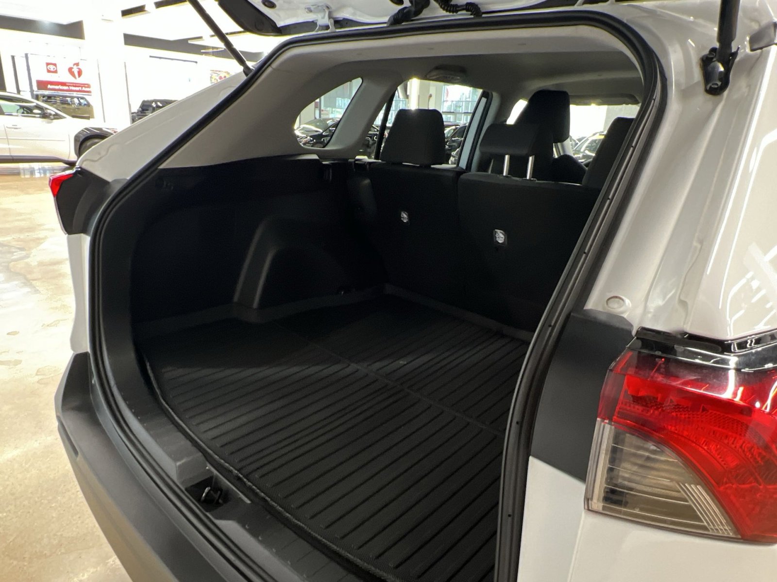 Used 2022 Toyota RAV4 LE image 23