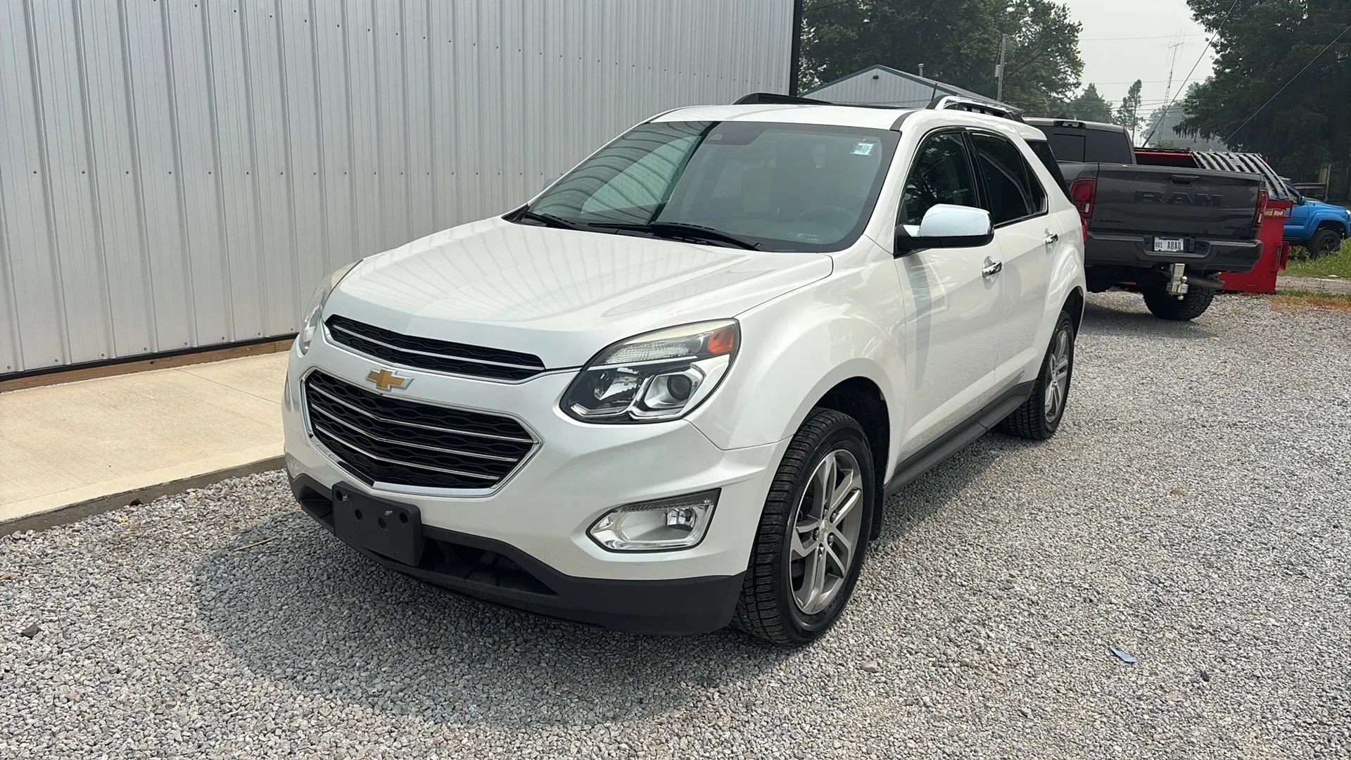 Used 2017 Chevrolet Equinox Premier w/ Enhanced Convenience Package AWD/4WD image 13