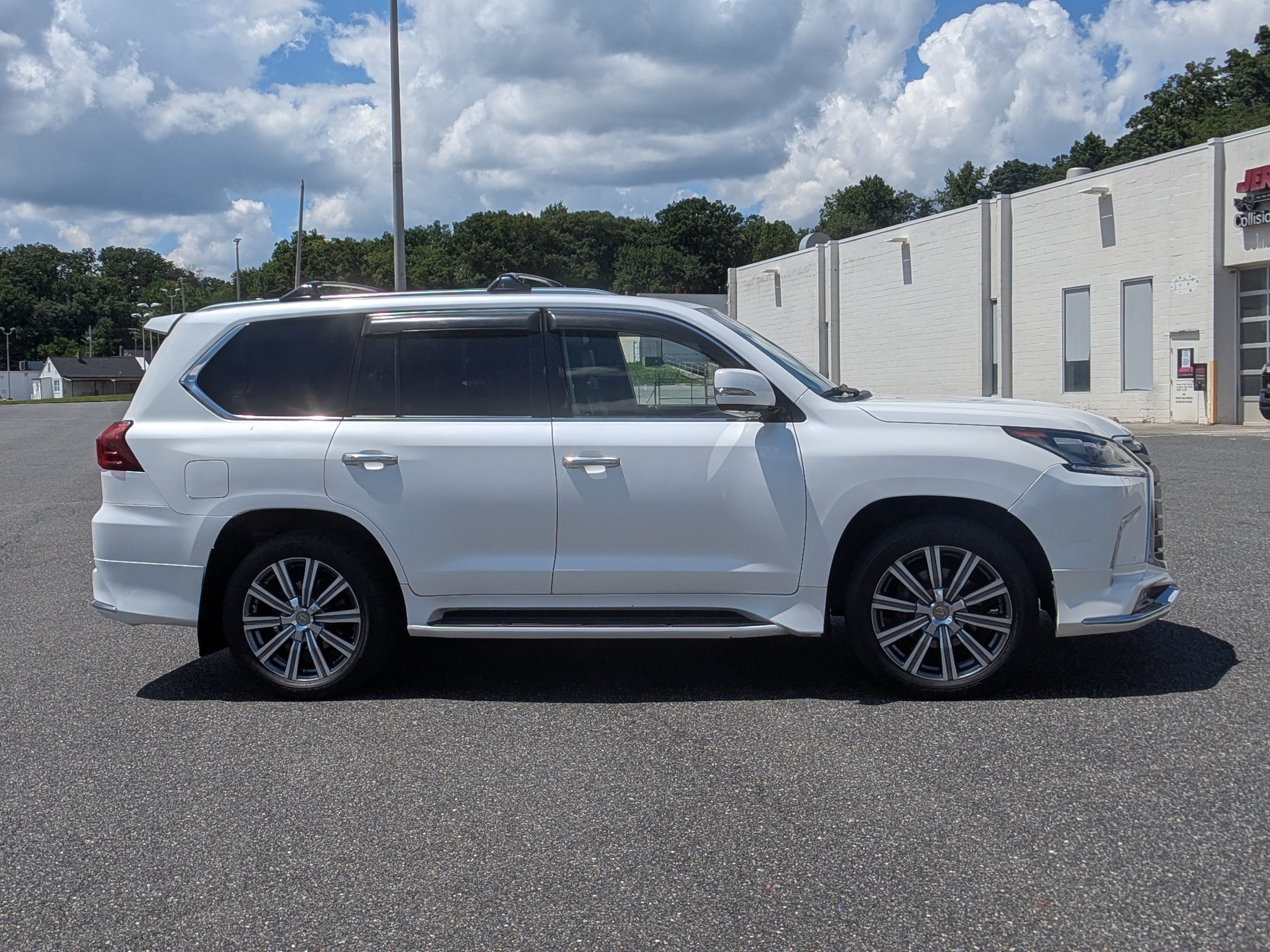 Used 2017 Lexus LX 570 4WD image 10
