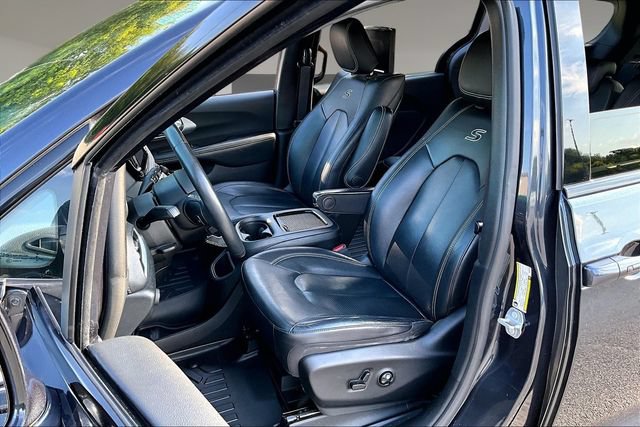 Used 2021 Chrysler Pacifica Touring-L w/ Uconnect Theater Family Group FWD image 20
