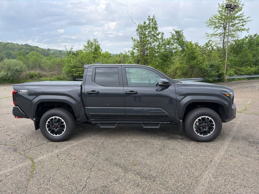 Used 2025 Toyota Tacoma TRD Off-Road w/ TRD Off Road Upgrade Package AWD/4WD image 2