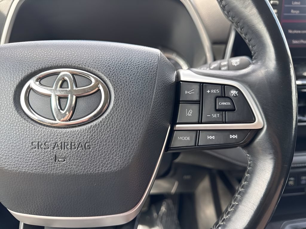 Used 2022 Toyota Highlander XLE FWD image 16