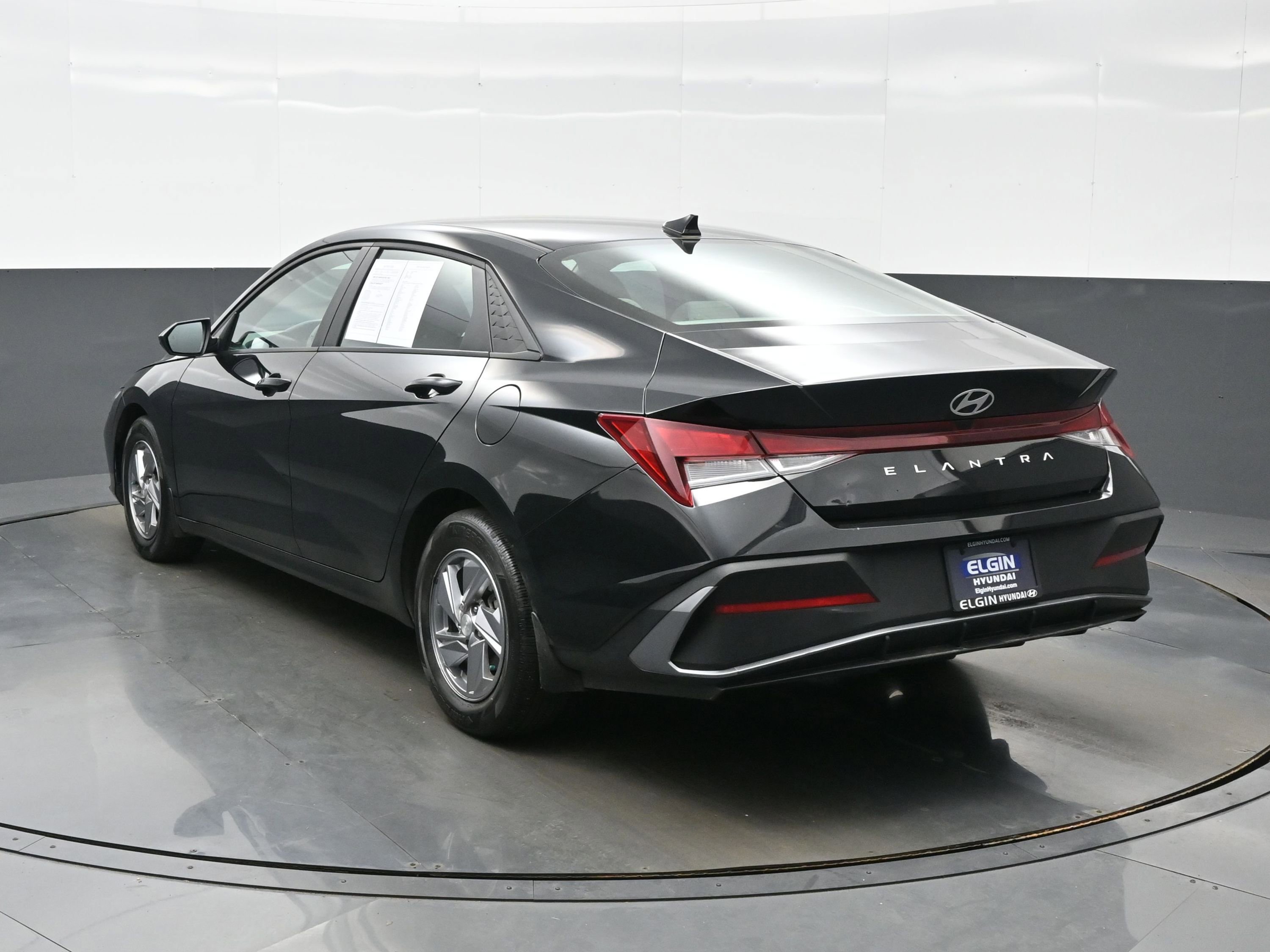 Used 2024 Hyundai Elantra SE FWD image 4