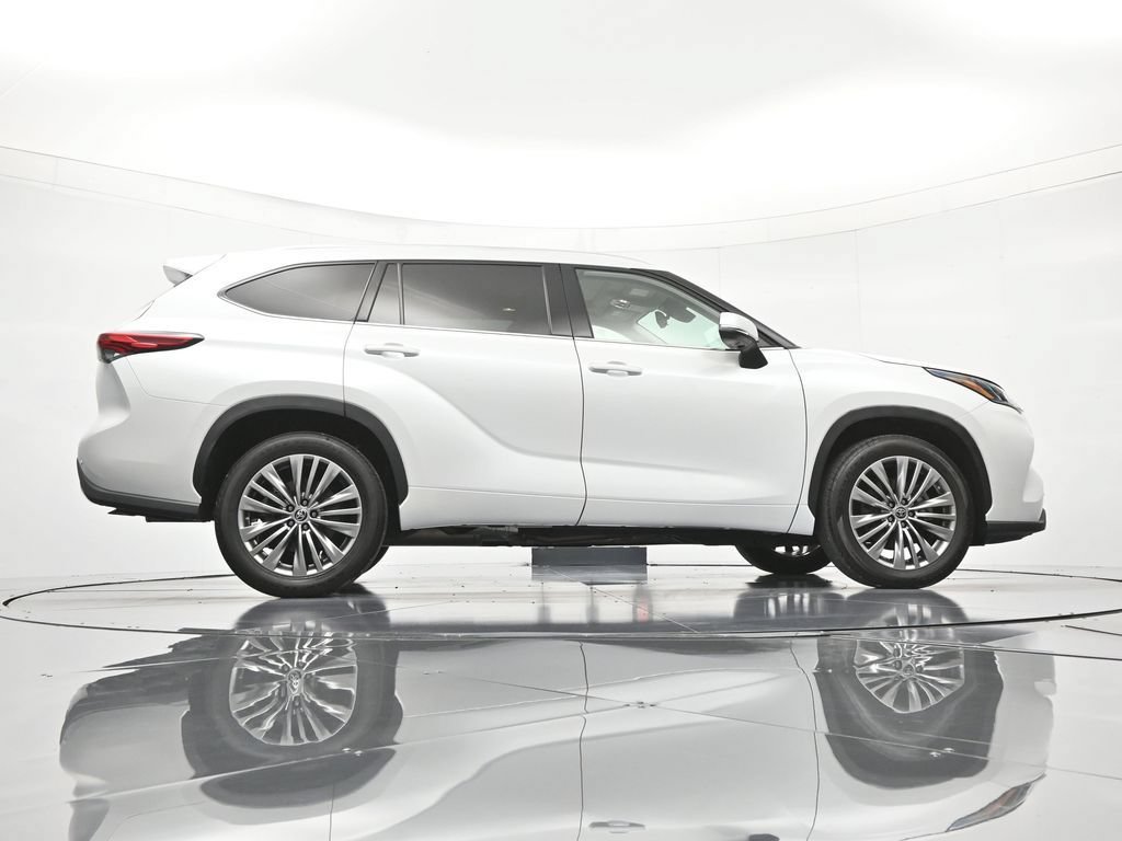 Used 2022 Toyota Highlander Platinum FWD image 42