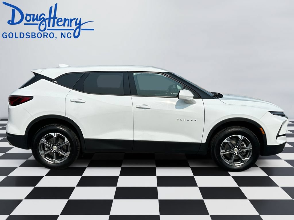 Used 2025 Chevrolet Blazer LT FWD image 6