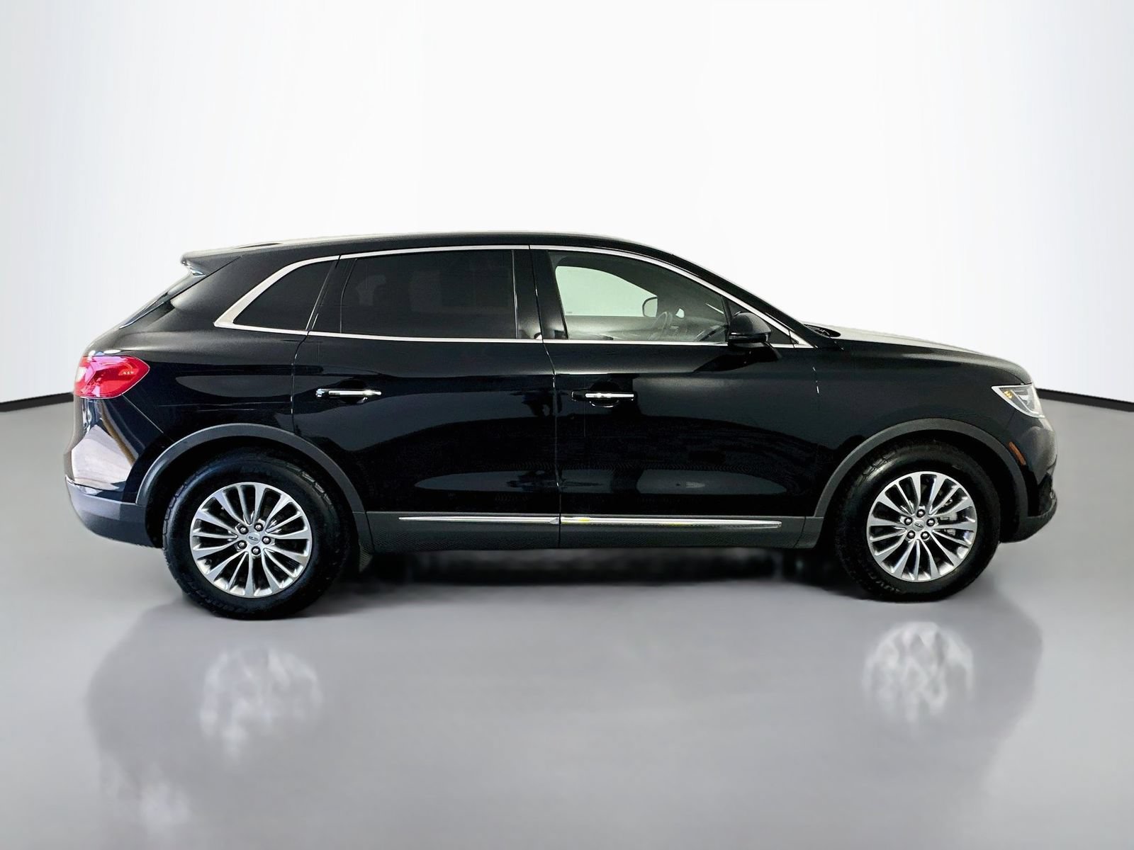 Used 2017 Lincoln MKX Select w/ Select Plus Package FWD image 8