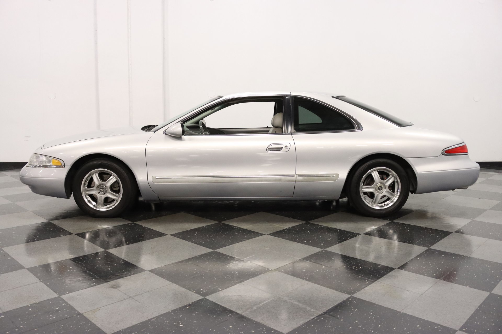 Used 1998 Lincoln Mark VIII RWD image 2