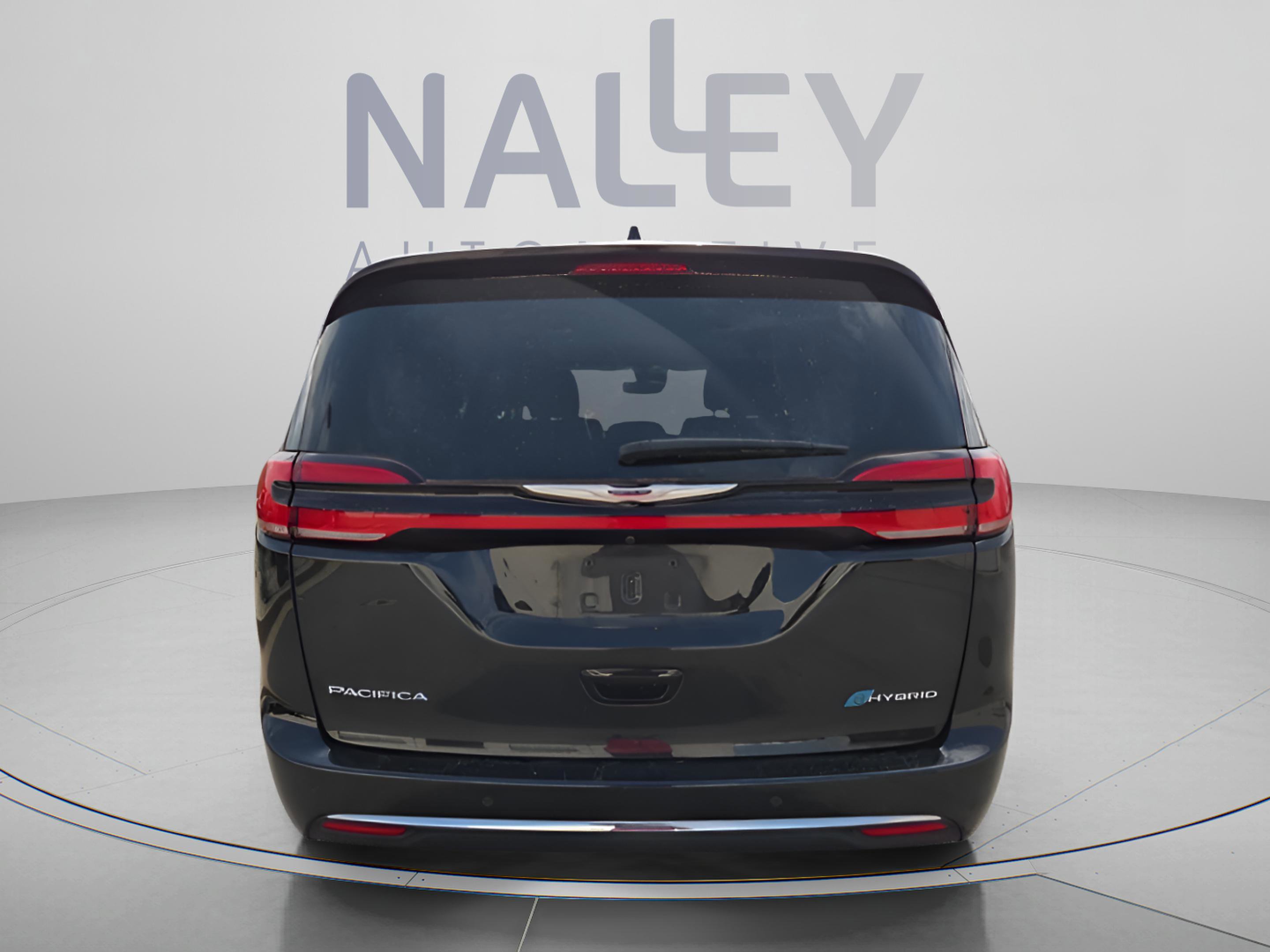 Used 2023 Chrysler Pacifica Touring-L image 4