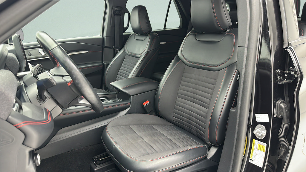 Used 2025 Ford Explorer ST-Line w/ ST-Line Street Pack AWD/4WD image 15