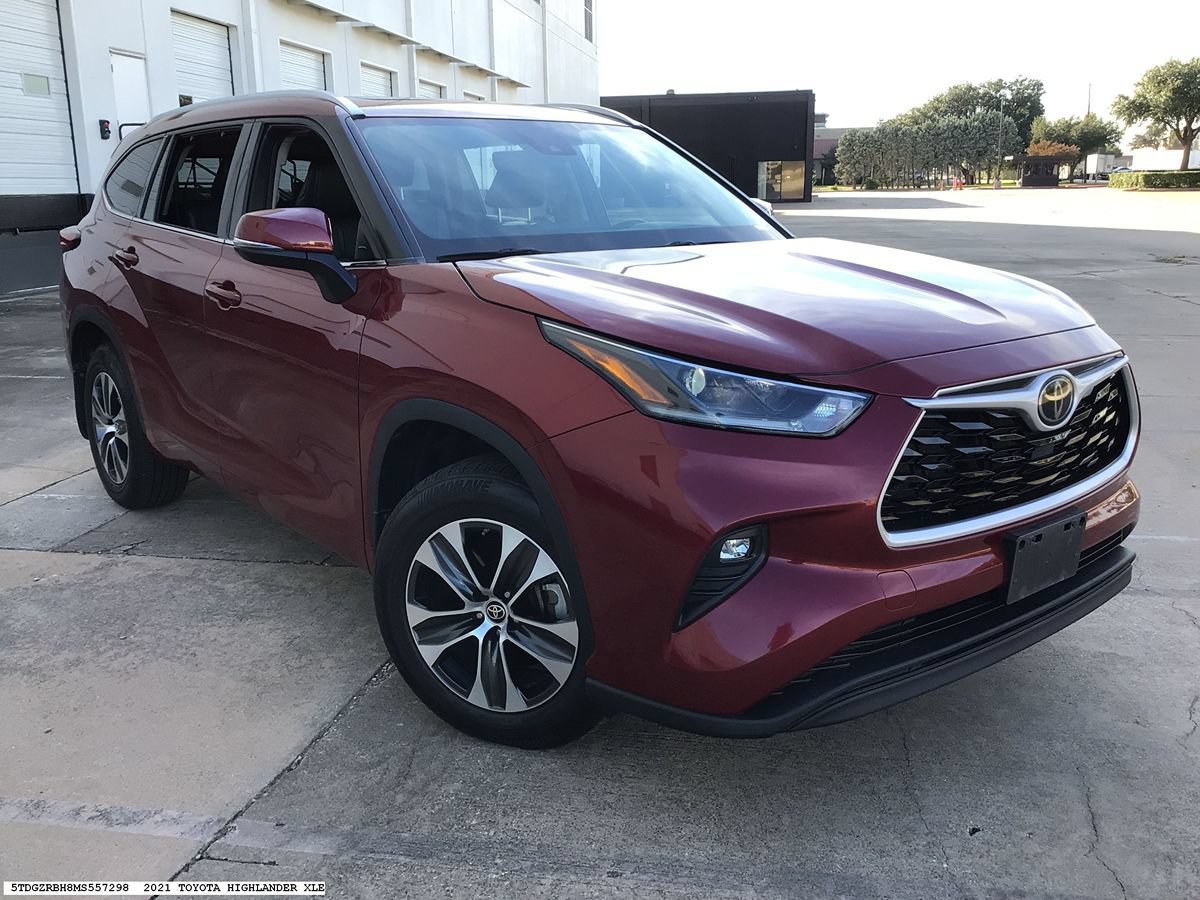 Used 2021 Toyota Highlander XLE AWD/4WD image 4
