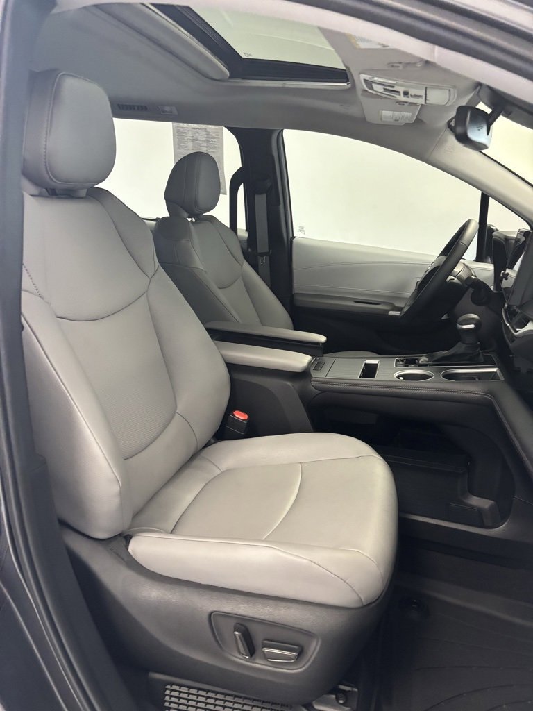 Used 2025 Toyota Sienna XLE image 23