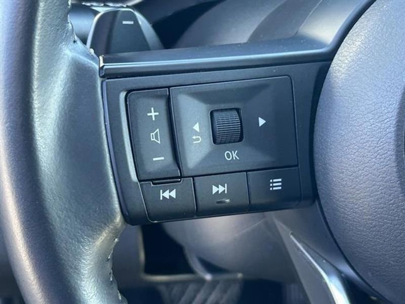 Used 2025 Nissan Pathfinder SV image 13