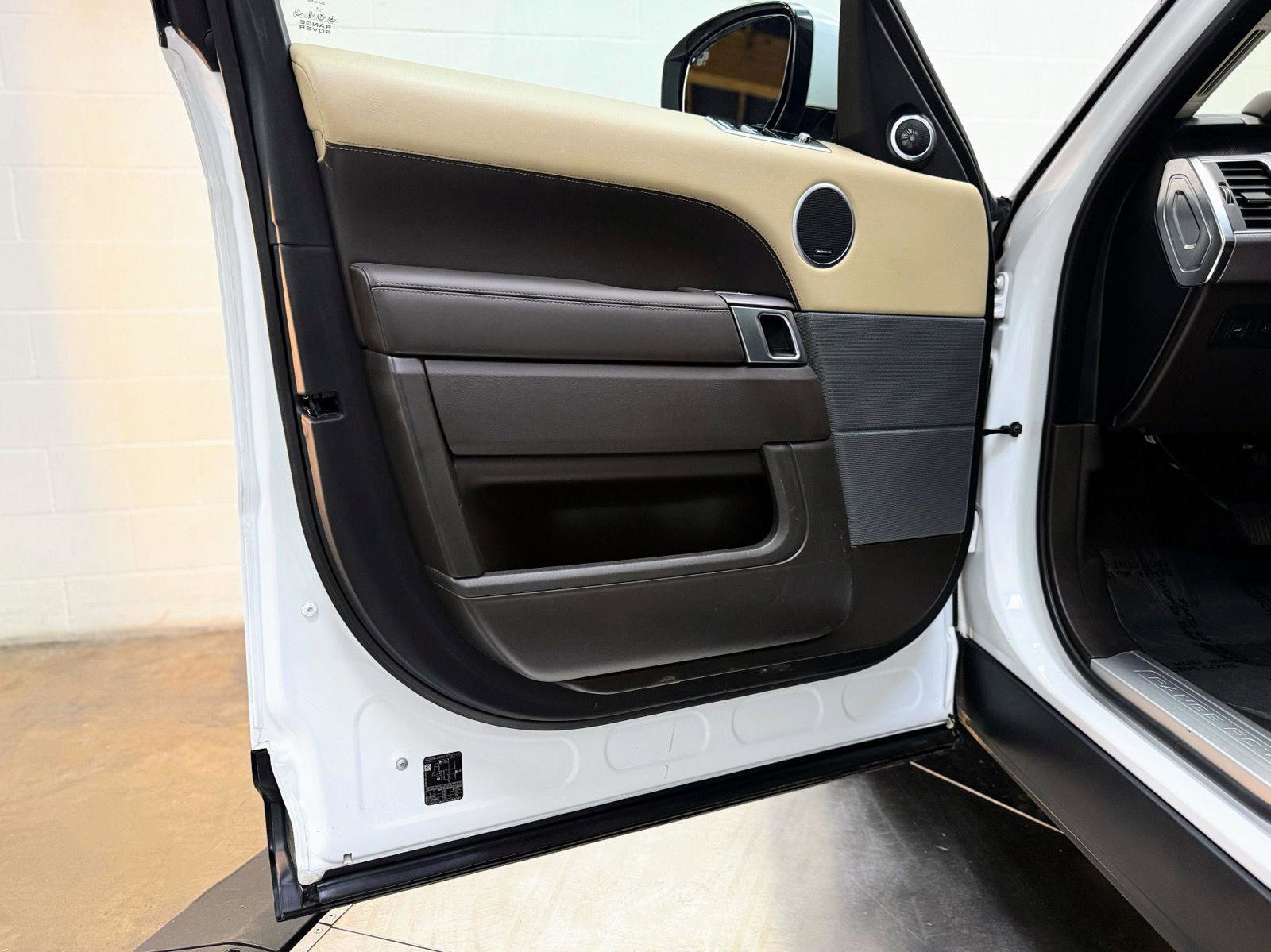 Used 2020 Land Rover Range Rover Sport HSE image 12