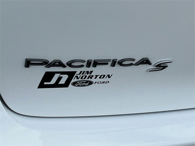 Used 2025 Chrysler Pacifica Limited image 10