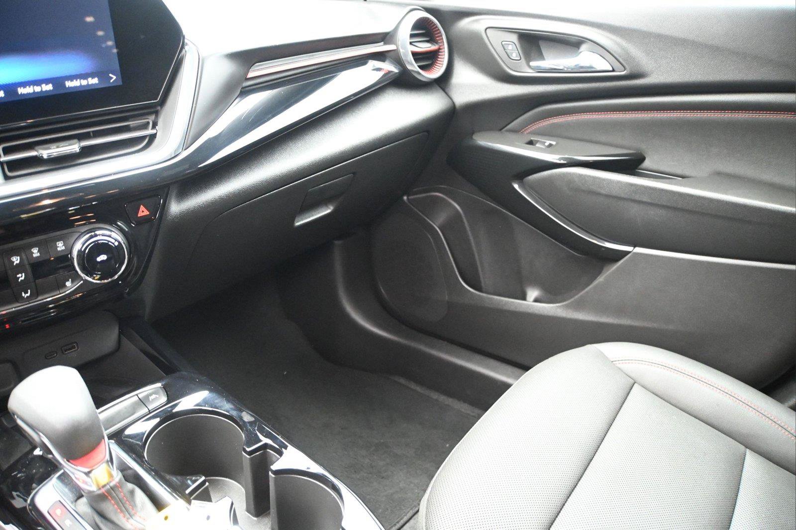 Used 2025 Chevrolet Trax RS w/ Sunroof Package FWD image 5