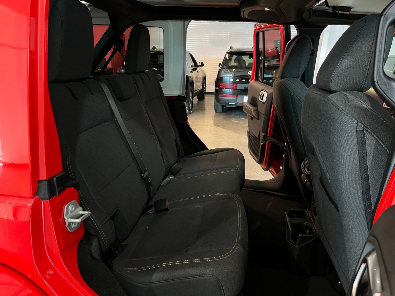 Used 2025 Jeep Wrangler Sahara image 37