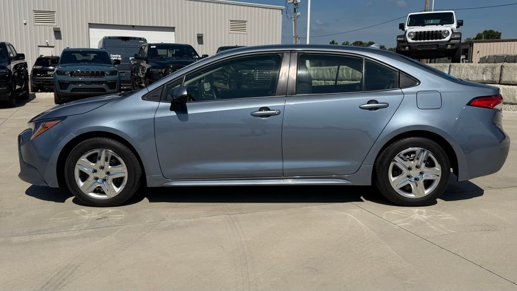 Used 2022 Toyota Corolla LE FWD image 2