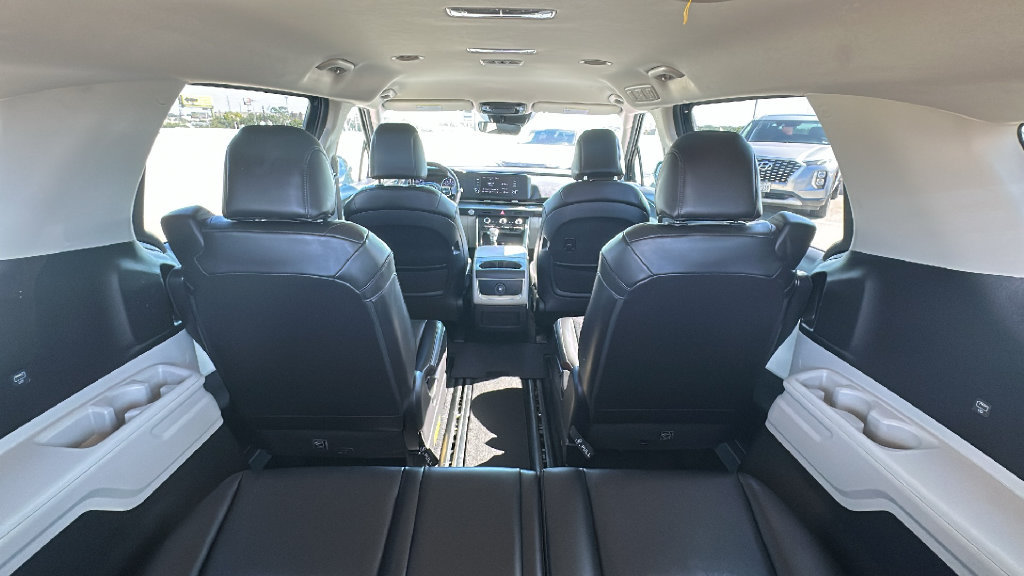 Used 2024 Kia Carnival LX FWD image 34