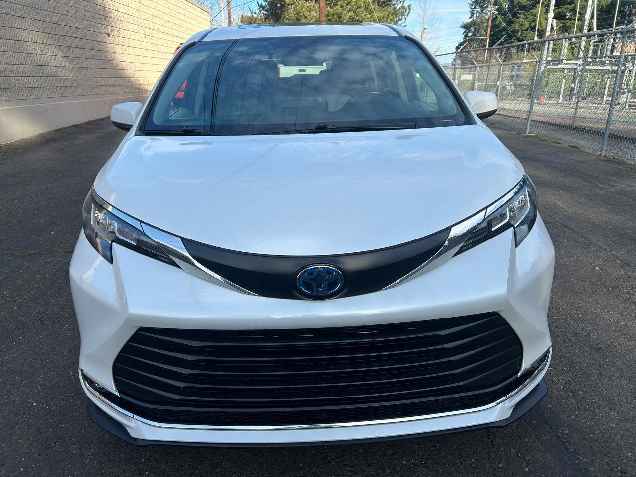 Used 2023 Toyota Sienna XLE AWD/4WD image 2