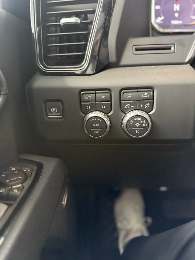 Used 2025 GMC Sierra 2500 AT4 image 35