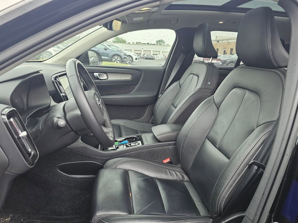 Used 2023 Volvo XC40 B5 Plus w/ Driver Assist Package AWD/4WD image 3