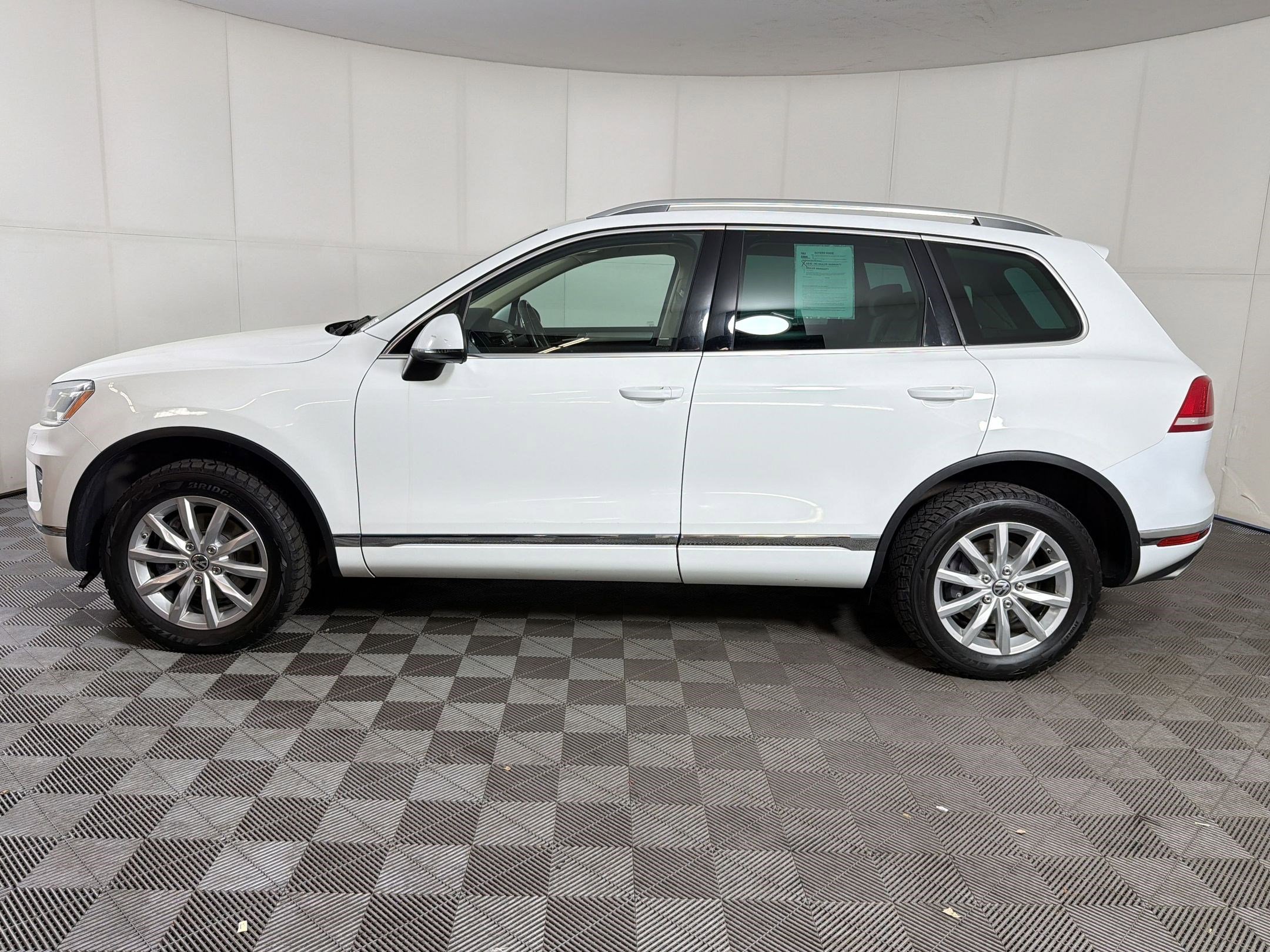 Used 2015 Volkswagen Touareg Sport AWD/4WD image 2