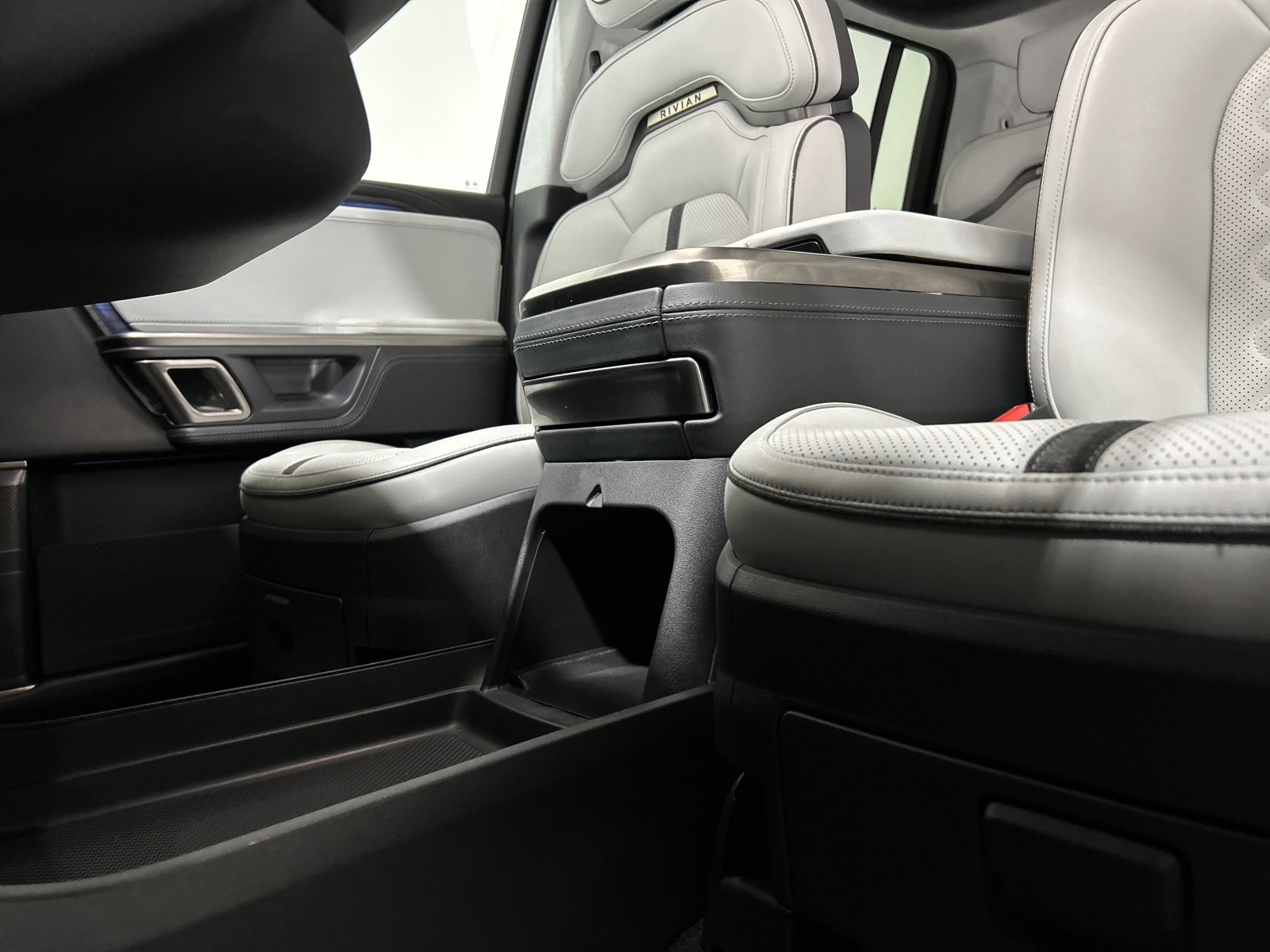 Used 2024 Rivian R1S Adventure AWD/4WD image 33