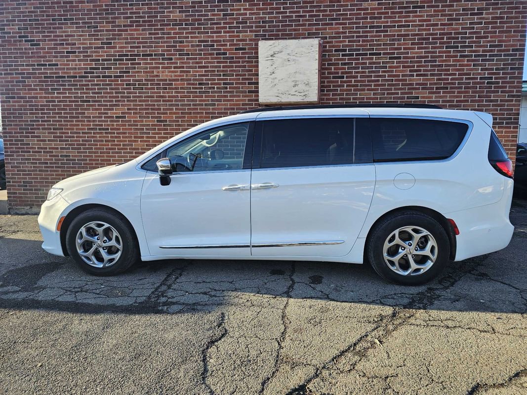 Used 2023 Chrysler Pacifica Limited w/ Uconnect Theater Family Group image 2