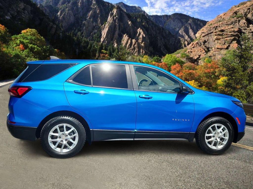 Used 2024 Chevrolet Equinox LS AWD/4WD image 2