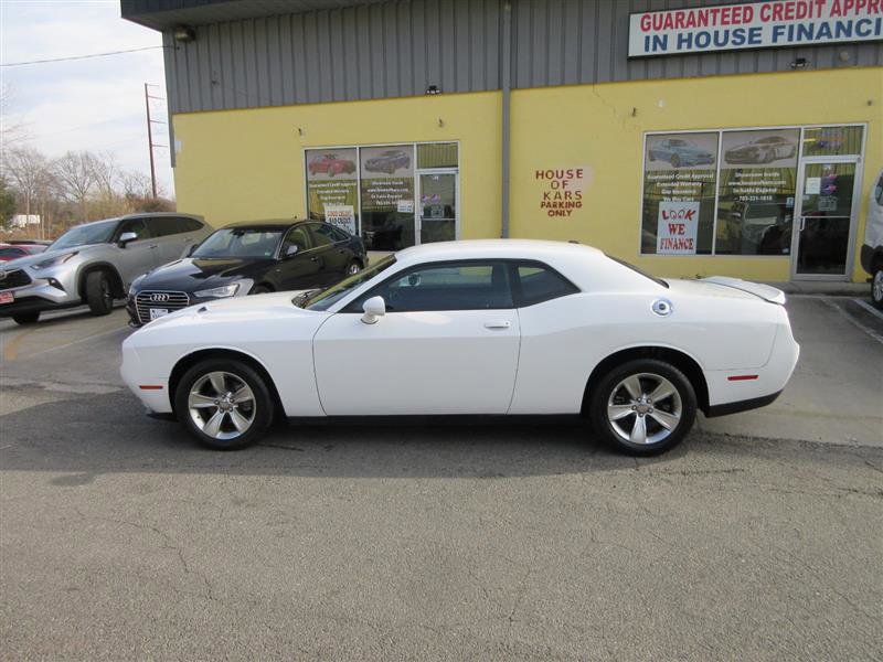 Used 2022 Dodge Challenger SXT image 2