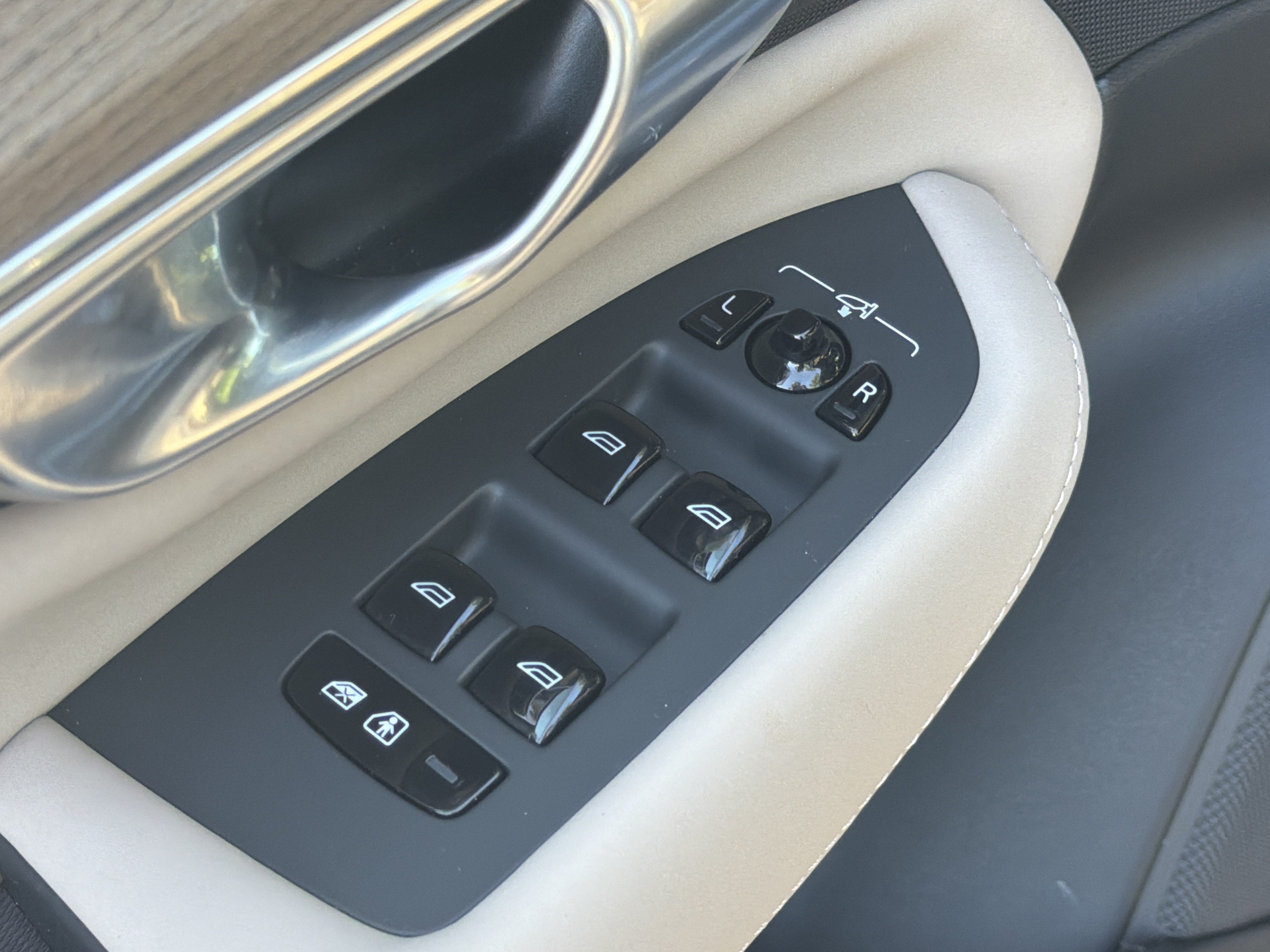 Certified 2026 Volvo XC90 B6 Plus w/ Protection Package Premier AWD/4WD image 15