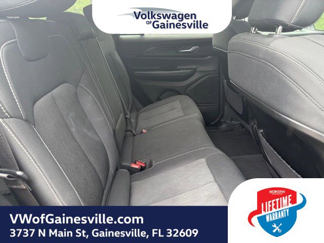 Used 2023 Jeep Grand Cherokee Laredo RWD image 8