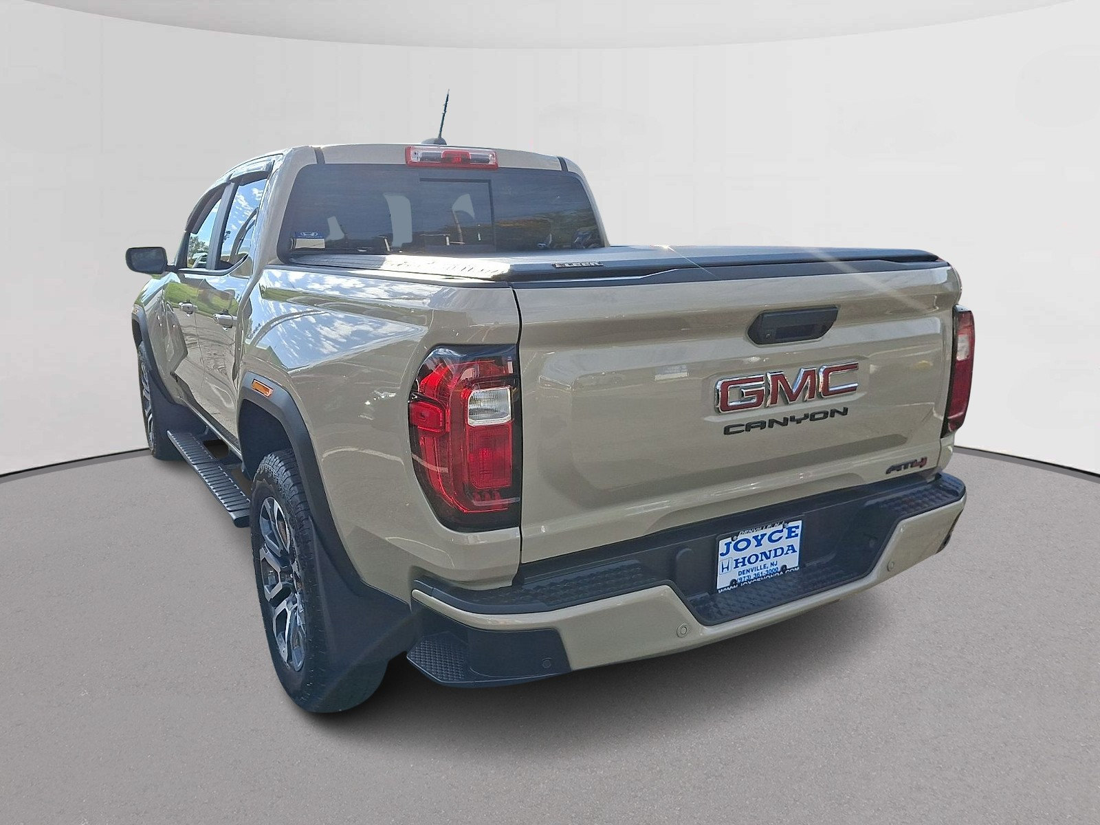 Used 2024 GMC Canyon AT4 w/ AT4 Premium Package AWD/4WD image 8