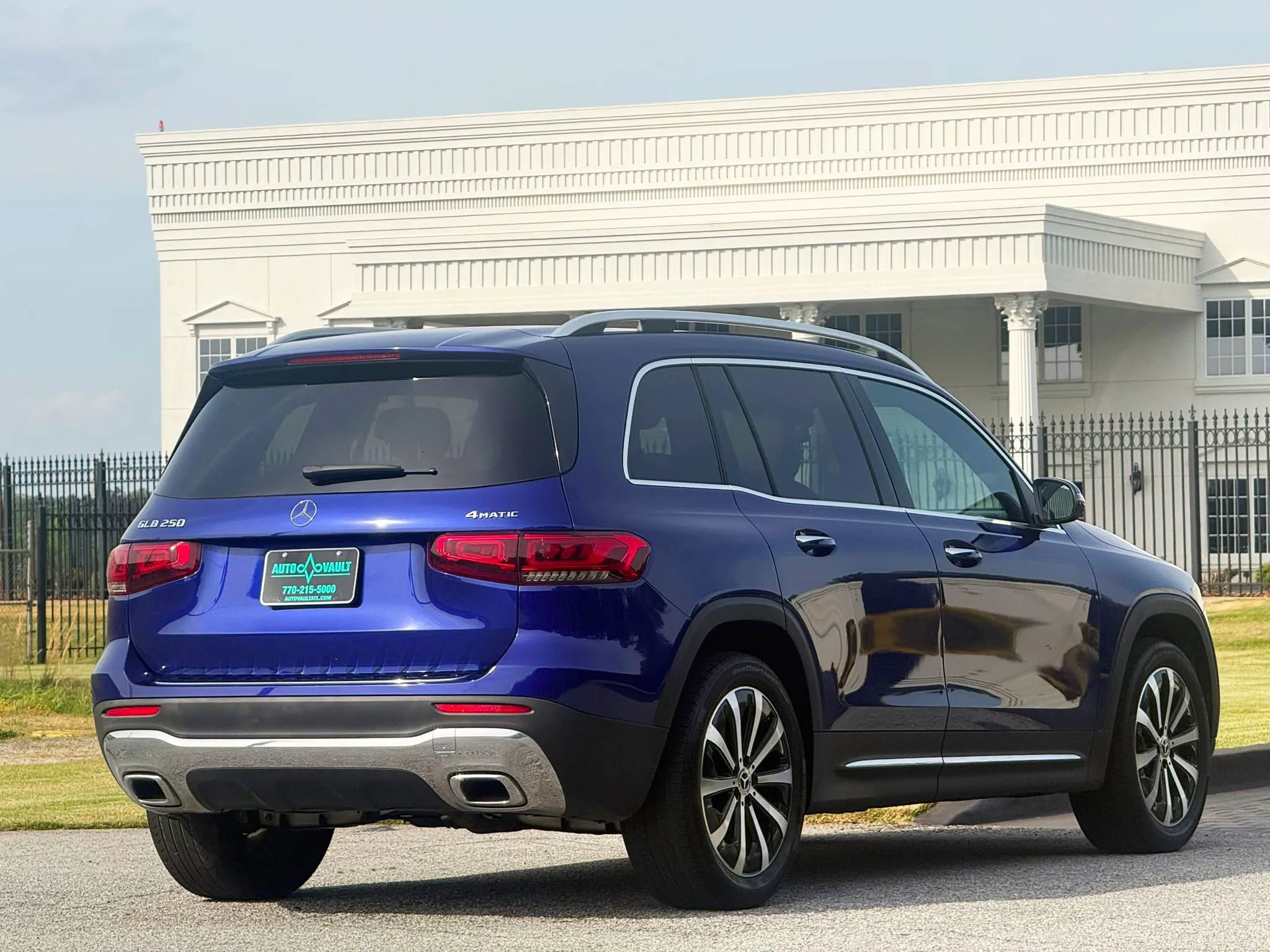 Used 2021 Mercedes-Benz GLB 250 4MATIC w/ Premium Package image 12