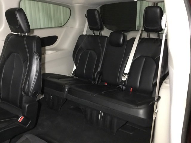 Used 2023 Chrysler Pacifica Touring-L image 37