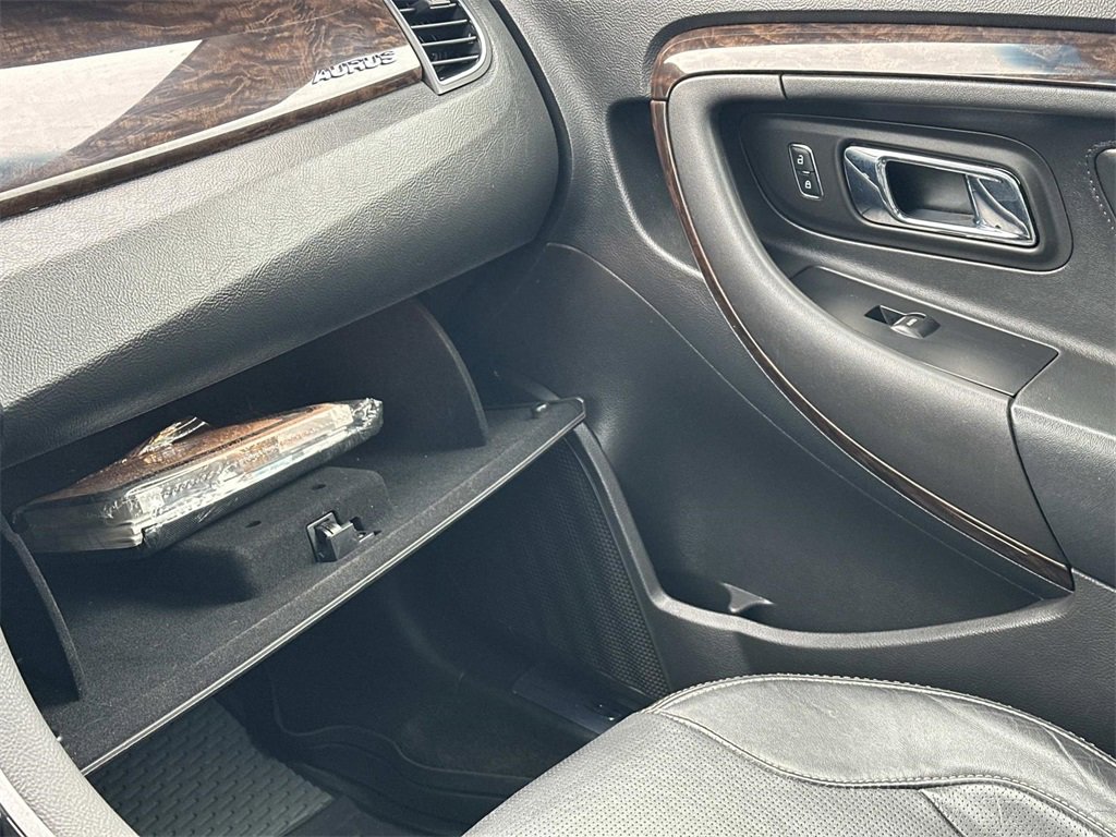 Used 2016 Ford Taurus Limited image 32