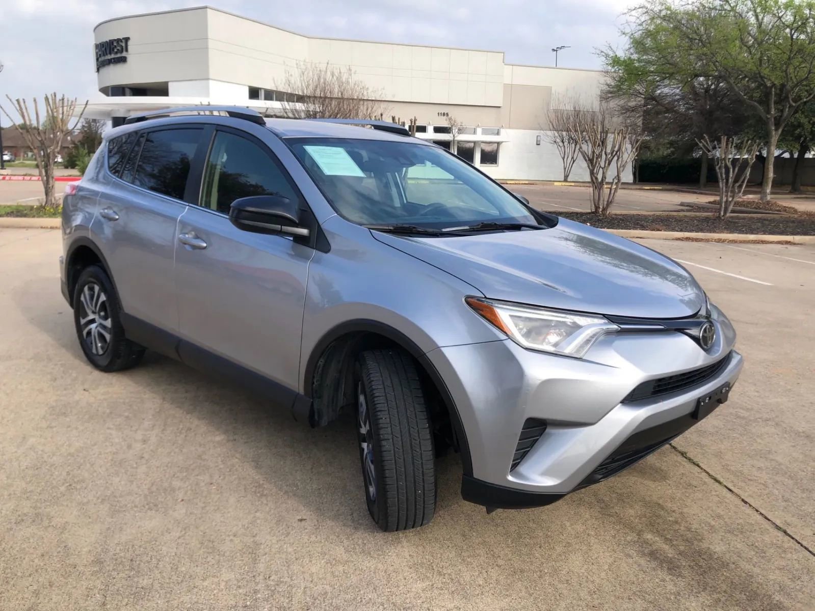 Used 2018 Toyota RAV4 LE w/ Carpet Mat Package AWD/4WD image 4