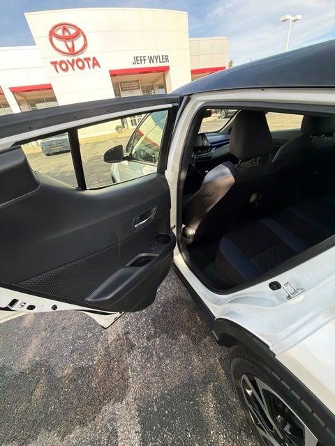 Used 2020 Toyota C-HR XLE FWD image 11