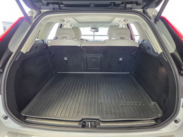 Certified 2024 Volvo XC60 B5 Plus w/ Protection Package Premier AWD/4WD image 17