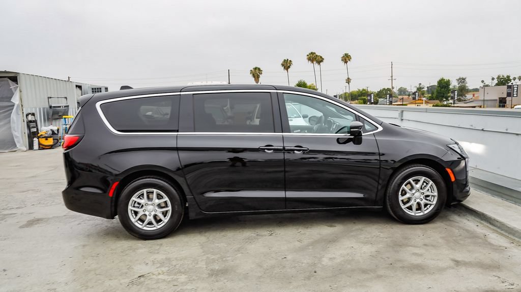 New 2027 Chrysler Pacifica Select FWD image 13