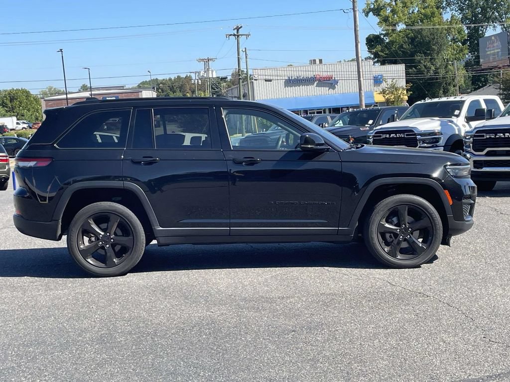 Used 2023 Jeep Grand Cherokee Altitude AWD/4WD image 9