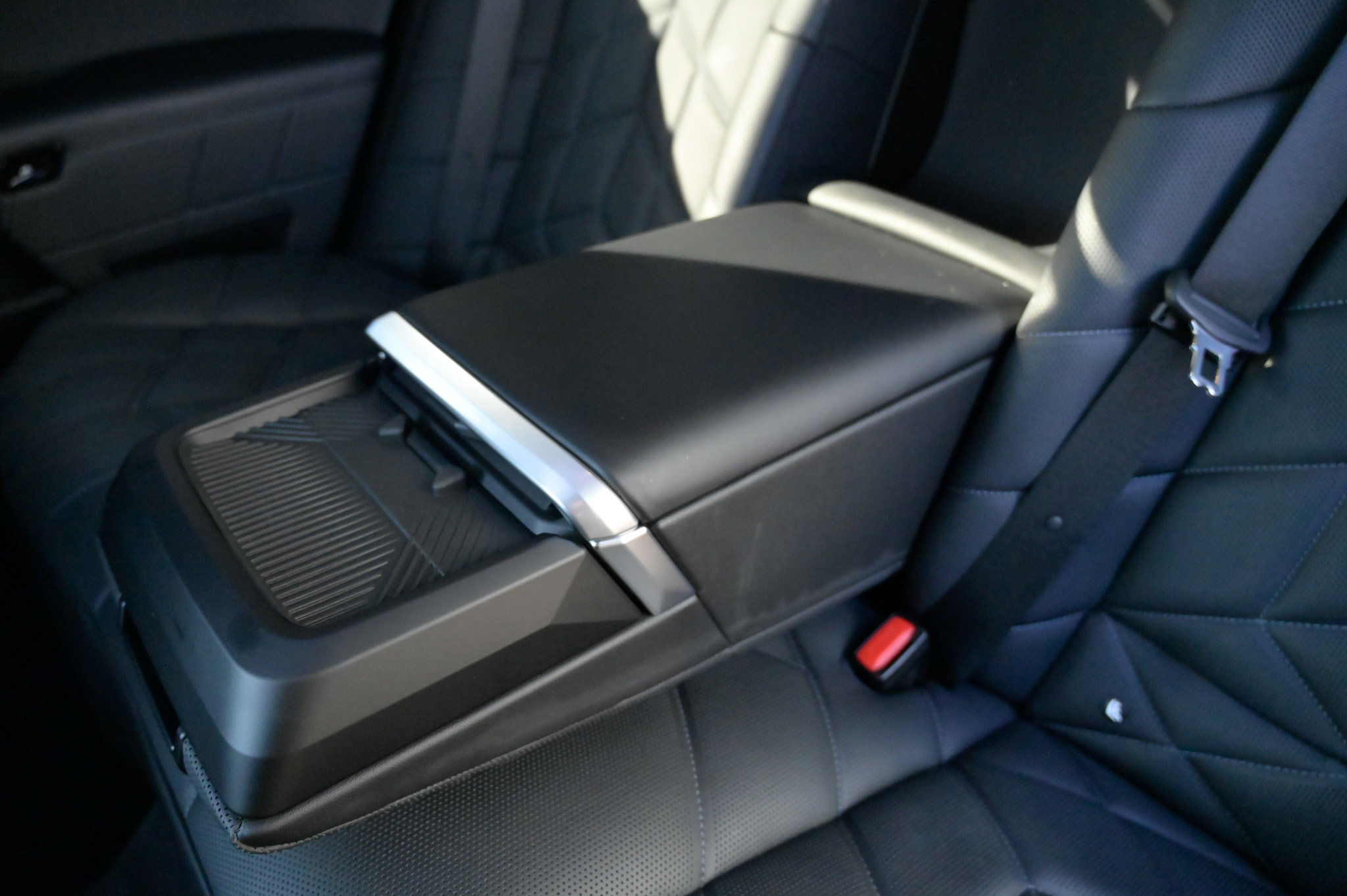 Used 2023 BMW 760i xDrive w/ Executive Package image 41