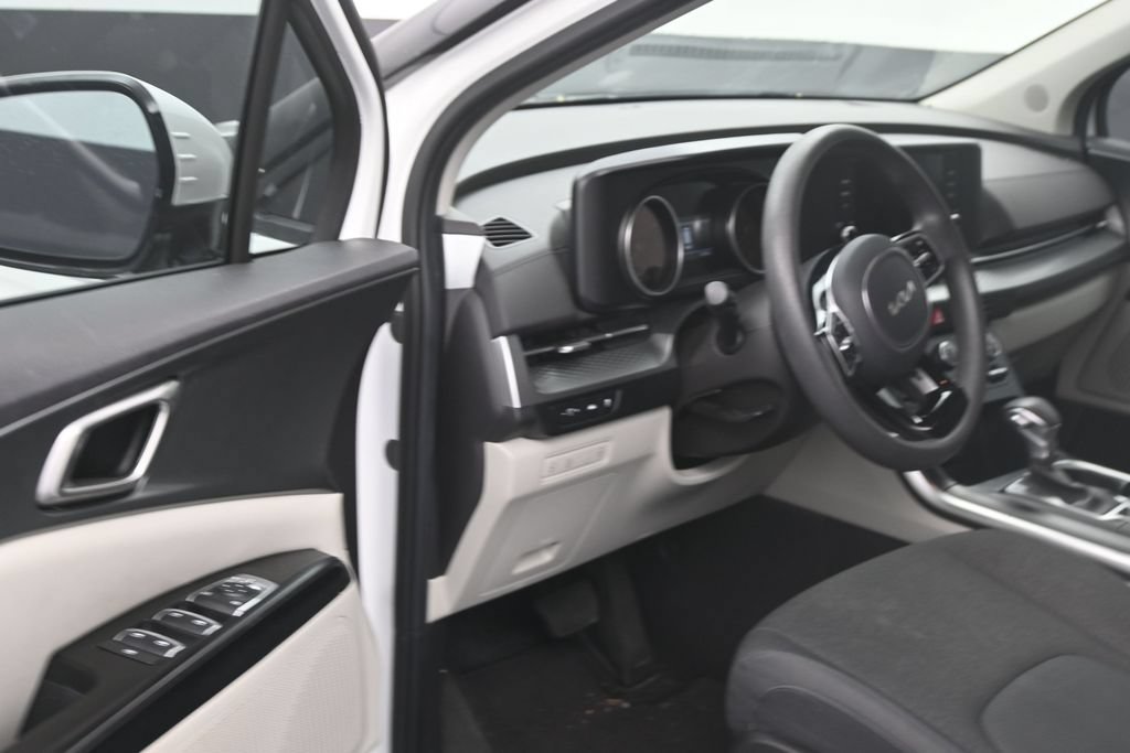 Used 2024 Kia Carnival LX FWD image 11