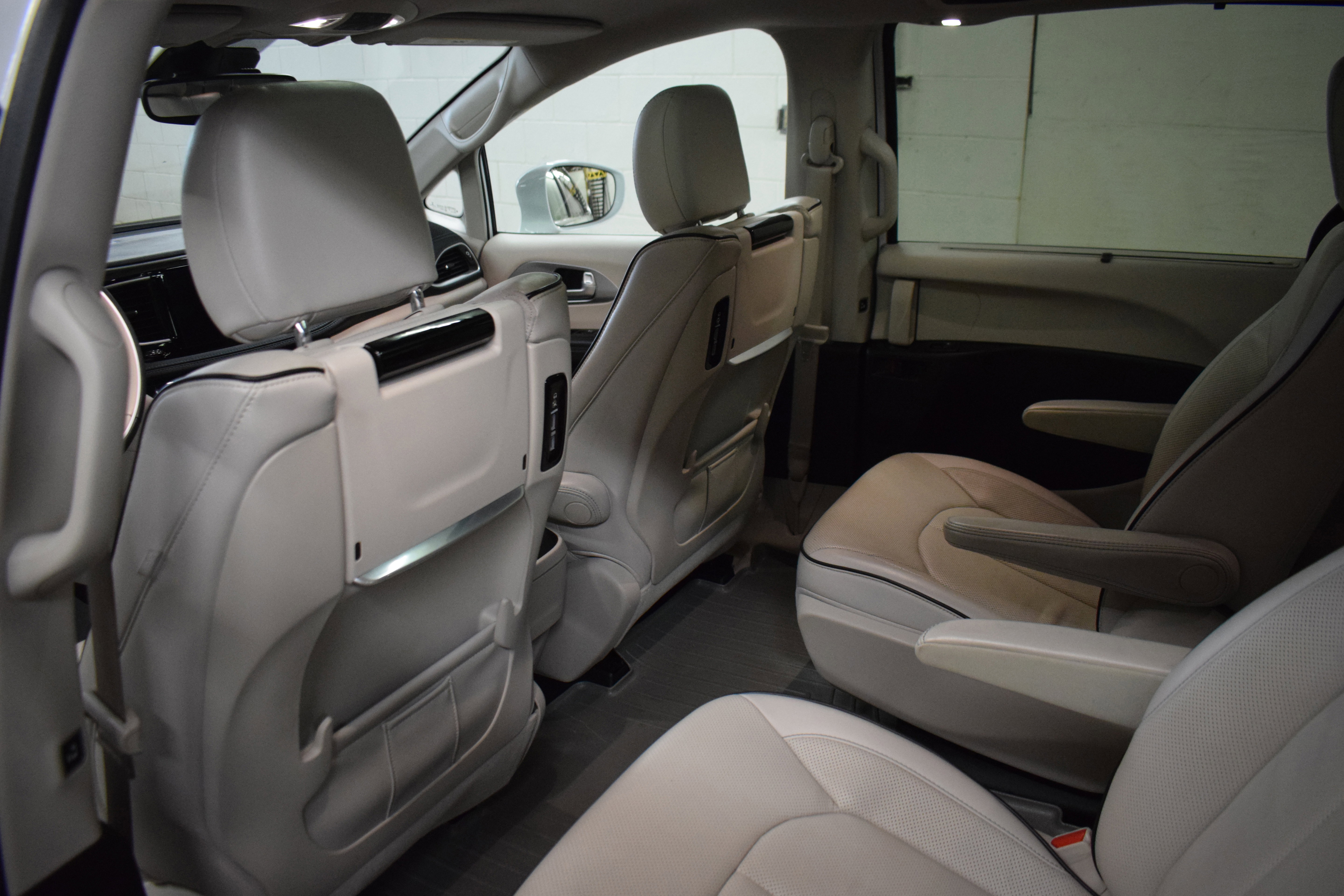 Used 2017 Chrysler Pacifica Platinum image 9