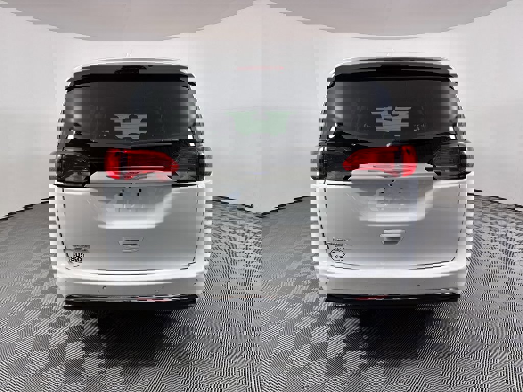 Used 2017 Chrysler Pacifica Touring-L image 14