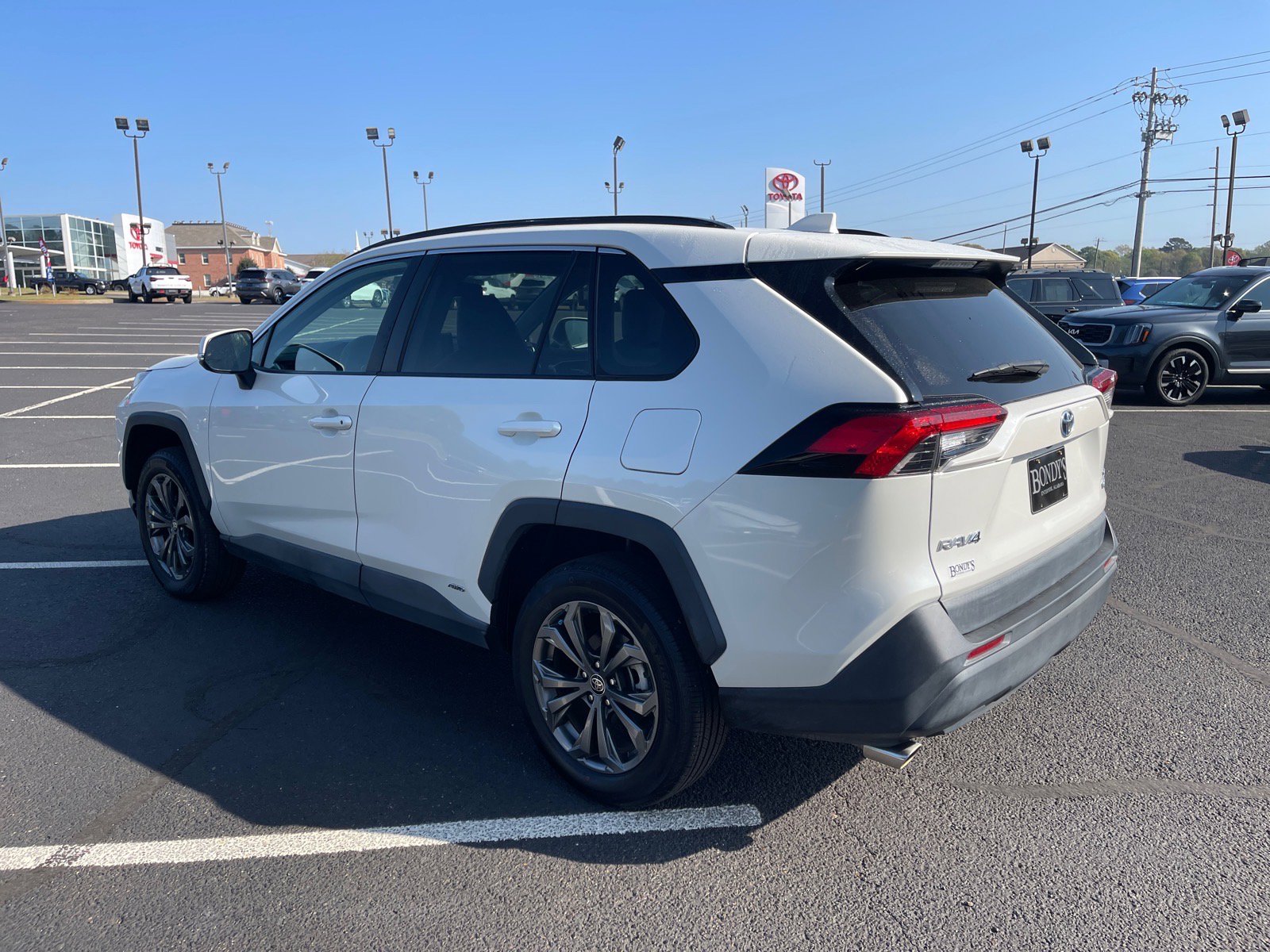 Used 2022 Toyota RAV4 XLE Premium image 14